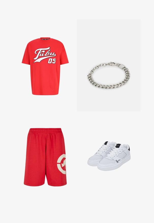 Rød bomulds T-shirt har et stort hvidt og sort "Fubu 05" logo tværs over brystet, med rund halsudskæring og afslappet pasform.; Røde bomuldsshorts med elastisk talje, prydet med et stort hvidt grafisk design på venstre ben og en glat overflade.; Hvide sneakers med perforeret syntetisk materiale, flade snørebånd og en sort accent ved hælen, med en signatur i sort på siden.; Sølv metal kædearmbånd med sammenflettede led, en lås og en lille graveret hardwaredetalje. Glat, poleret overflade.