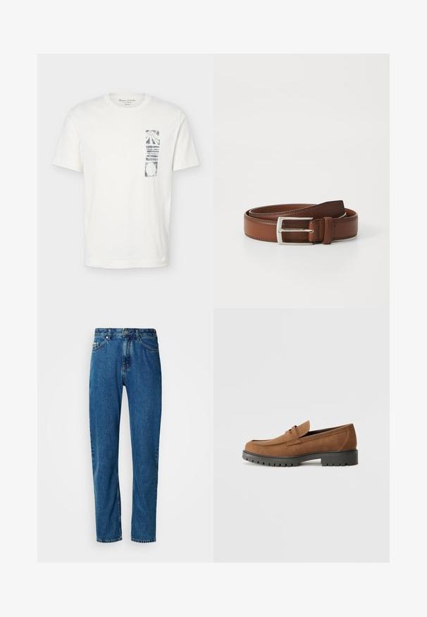 Witte T-shirt met korte mouwen, ronde hals en een zwart abstract rechthoekig patroon op de linkerborst.; Blauwe rechte spijkerbroek met vijf zakken en een knoopsluiting aan de voorkant op een witte achtergrond.; Bruine suede instappers met een ronde neus en een lage zwarte rubberen zool, met een decoratieve band en stiksel details op het bovenwerk.; Bruine leren riem met een gladde afwerking, voorzien van een metalen gesp in zilver en subtiele stiksels langs de randen. Tijdloos en duurzaam ontwerp.