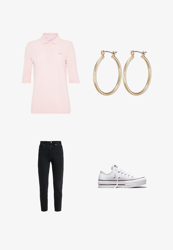 Helles rosa Polo-Shirt mit kurzen Ärmeln, aus strukturiertem Stoff, mit einem Dreiknopfverschluss und besticktem Logo auf der Brust.; Schwarze Jeans mit hoher Taille, vorderem Knopf und Reißverschluss, zwei vorderen Taschen und einem verjüngten Bein auf weißem Hintergrund.; Weißer Sneaker aus Segeltuch mit niedrigem Schnitt, weißen Schnürsenkeln, Gummisohle, schwarzen Streifendetails und Logopatch auf der Zunge und Ferse.; Goldfarbene Metall-Ohrringe in Form von Kreisen mit einem glatten, runden Design und einem gesicherten Klappverschluss. Leicht und mit einer polierten Oberfläche.