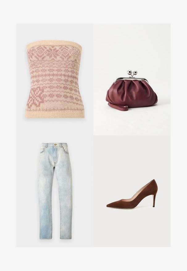 Strikket strapless top i beige med pink geometriske mønstre. Har en ribbet kant og blød tekstur, velegnet til lag-på-lag.; Lyseblå denimjeans med lige pasform, fem lommer og knaplukning. Begge med en bleg tekstur og detaljeret syning på sømmene.; Brun ruskindspids-stilet sko med slank stiletthæl på hvid baggrund.; Lille bordeauxlæder clutch-pung med sølv metal lukning og håndledsrem på hvid baggrund.