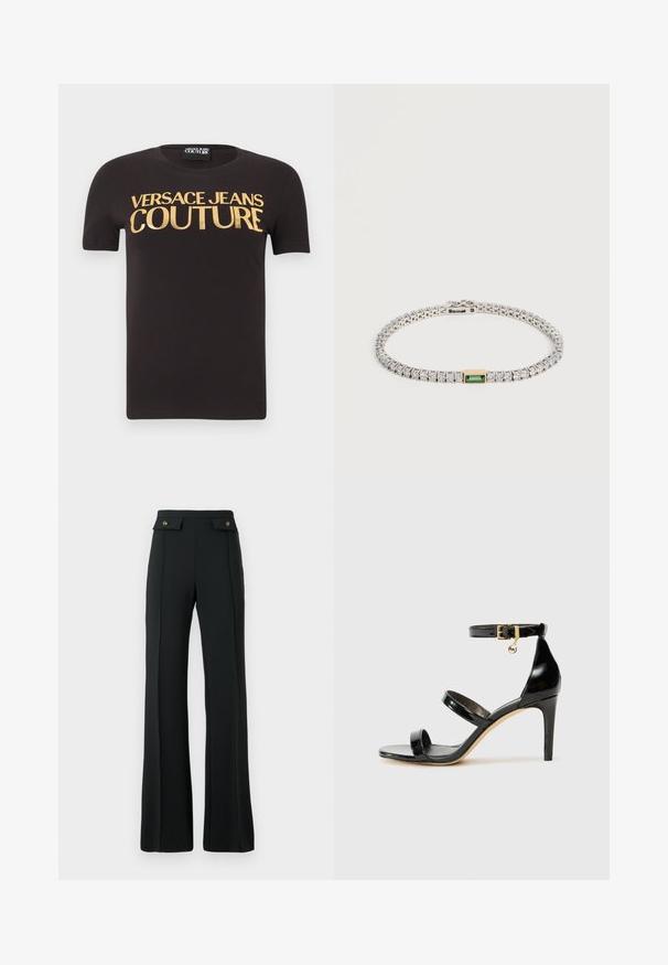Sort kortærmet t-shirt med "Versace Jeans Couture" skrevet med store guld bogstaver på brystet, rund halsudskæring og stofmærke indeni.; Højtaljede sorte flared bukser med detaljerede sømme foran og to klaplommer med guldknapper ved taljen.; Sorte patenterede lædersandaler med tre stropper, ankelspænde og 10 cm stiletthæl. Har detaljer i guld og et logo charms.; Sølv tennisarmbånd med runde klare sten og en enkelt rektangulær grøn ædelsten sat i guld i midten, på en hvid baggrund.