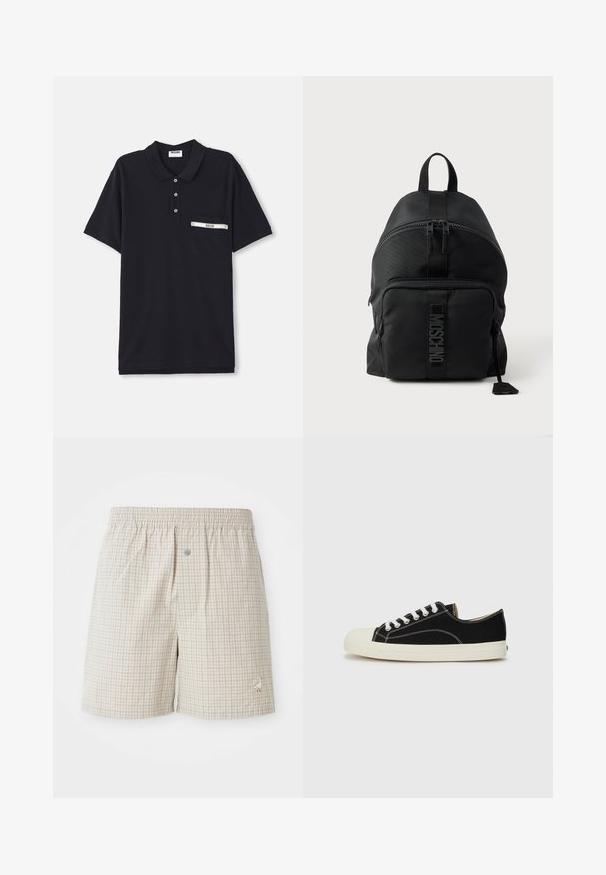 Camisa polo negra de algodón con una tapeta de tres botones, mangas cortas y un bolsillo en el pecho que presenta un acento plateado y una etiqueta.; Pantalones cortos de cuadros en beige claro con una textura suave, cintura elástica y un bordado decorativo de un ganso blanco cerca del dobladillo.; Zapatillas de lona negras con costuras blancas, puntera redonda de goma y cordones blancos. Presentan un upper de tejido texturizado y suela beige.; Mochila negra Moschino con asa superior, bolsillo frontal con cremallera y logo visible en la correa del bolsillo frontal sobre un fondo claro y liso.