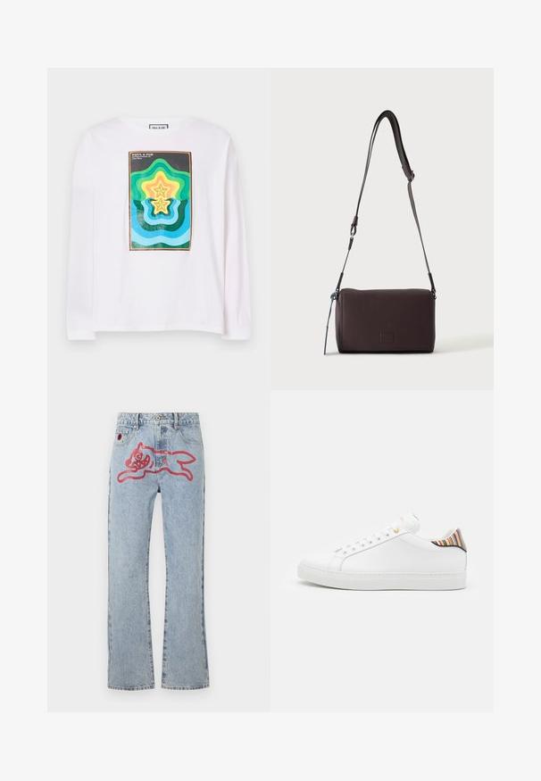 Hvid langærmet t-shirt med et farverigt geometrisk print bestående af lagdelte stjernetyper i grøn, gul og blå, indrammet af en mørk kant.; Lyseblå denimjeans med lige ben, med et stort rød, tegneserieagtigt kattegrafik på bagsiden og traditionel fem-lomme styling.; Hvide lædersneakers med en glat overflade, prydet med en farverig stribet detalje på hælen, guldøje og flad hvid sål.; Mørkebrun textured læder crossbody taske med justerbar rem og lille dekorativ blå accent på siden.