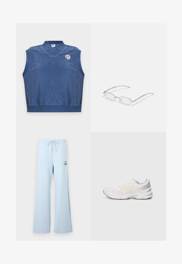 Ærmeløs blå Nike terry stof vest med V-hals og lille hvidt og blåt broderet logo på øverste venstre bryst.; Lyseblå joggingbukser med afslappet pasform, snøre i taljen og "nike athletics"-logo i en mørkere blå på forsiden af benet. Blød stoftekstur.; Hvide sportsko med mesh-materiale, med lys orange og grå accenter, en tekstureret sål og en polstret krave for komfort.; Ovale briller med en metallisk sølvramme, klare linser og strukturerede perleaccentede stænger. Letvægtsdesign med buede arme.