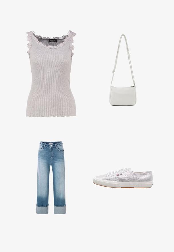 Graues geripptes Tanktop mit Spitzenbesatz entlang des Rundhalsausschnitts und der Armschnitte, mit einer taillierten Silhouette und einem gewellten Saumdetail.; Helle blaue Jeans aus Denim mit hoher Taille, weitem Bein und umgeschlagenen Säumen. Besitzt ein klassisches Fünf-Taschen-Design und Details aus Kupfer.; Silberne Glitzer-Sneaker mit einer weißen Gummisohle, runder Zehenpartie, Schnürdesign und einem Logo-Patch an der Seite.; Kleine weiße Leder-Umhängetasche mit verstellbarem Riemen und Reißverschluss, dargestellt auf einem einfarbigen weißen Hintergrund.