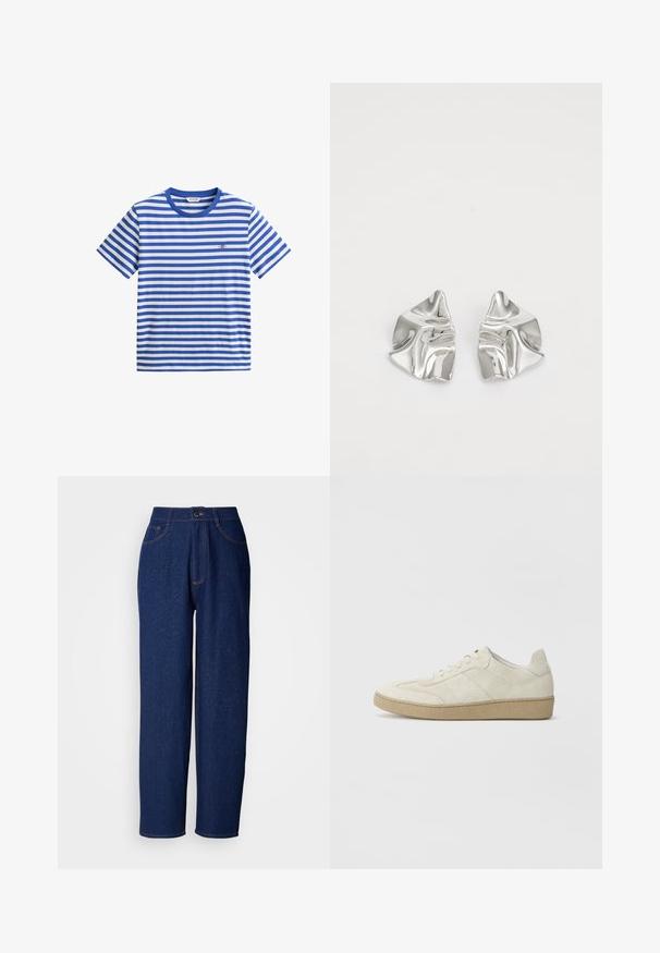 Blauw-wit horizontaal gestreept T-shirt met korte mouwen, ronde hals en klein geborduurd logo op de borst.; Donkerblauwe denim wijd uitlopende broek met een hoge taille, voorzien van oranje stiksels, voorkzakken en een knoopsluiting. Zorgt voor een gladde textuur met subtiele stippen.; Beige suède sneakers met een gemêleerd ontwerp, platte rubberen zool en kenmerkende zijkantstiksels. Ronde neus en gewatteerd kraagdetail.; Zilveren metalen oorbellen met een golvend, sculpturaal ontwerp, voorzien van een gepolijste afwerking en onregelmatige vormen, die een hedendaagse esthetiek benadrukken.