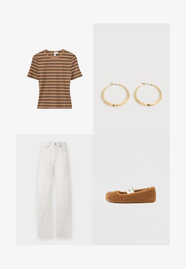 & OTHER STORIES & OTHER STORIES RIBBED T-SHIRT - Lihtne T-särk - brown; Laia püksid kreemjas denimis, millel on kõrge talje, eesmine nööpkinnitus ja õrnad õmblused õmbluste ääres. Sile tekstuur.; Pruun karvane suss pehme tallaga ja valge elastse rihmaga üleval, ühtlasel valgel taustal.; Paari poleeritud kuldsete rõngakujuliste kõrvaklappidega, millel on õhukesed varred ja liigendlukud, kuvatakse ühevärvilisel heledal hallil taustal.