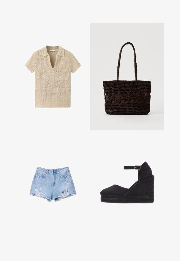 Beige, kurzärmeliges Strick-Poloshirt mit offenem Kragen und strukturiertem wellenförmigem Muster.; Helle blaue Jeansshorts mit fransigen Säumen und distressierten Details, ausgestattet mit Fronttaschen und einem Knopfverschluss.; Schwarze Keil-Espadrille mit geschlossenem Zeh, Knöchelriemen und geflochtener, strukturierter Plateau-Sohle.; Dunkelbraune gewebte Tragetasche mit Blumenmustern und zwei langen geflochtenen Griffen auf hellem einfarbigem Hintergrund.