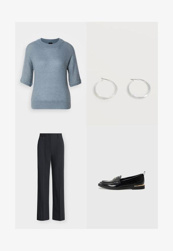 Hellblauer Pullover aus weichem Strickmaterial, mit kurzen Ärmeln, rundem Hals, gerippten Bündchen und einem leicht lockeren Schnitt.; Schwarze Hose mit geradem Bein, dünnen weißen vertikalen Nadelstreifen und Gürtelschlaufen, auf weißem Hintergrund dargestellt.; Schwarze Lacklederloafers mit abgerundetem Zehenbereich, einem dekorativen Riemen und einem goldenen Akzent an der Ferse. Glatte Textur mit genähten Details.; Silberne Metallcreolen mit glatter, leicht gebogener Oberfläche und Klappverschluss vor schlicht weißem Hintergrund.
