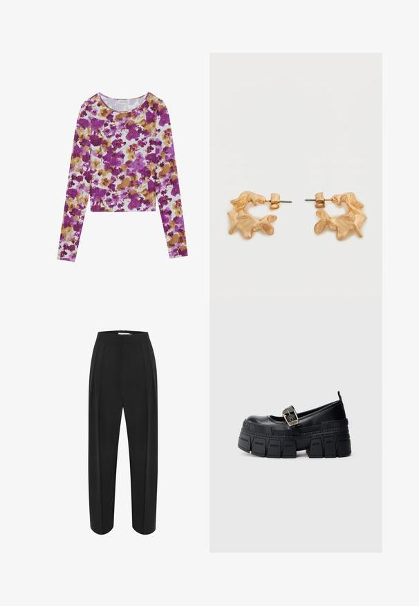 Langärmliges Crop-Top aus geripptem Stoff mit einem floralen Muster in Lila, Lavendel und Gold auf einem weißen Hintergrund. Glatte Textur.; Schwarze weit geschnittene Hose mit hoher Taille, aus einem glatten Material und mit zwei vorderen Falten. Entworfen in einem klaren, maßgeschneiderten Schnitt.; Schwarze Plateau-Schuhe mit abgerundetem Zehenbereich, silberner Schnalle und strukturierter Sohle mit markantem klobigem Design.; Ohrstecker in Goldoptik mit abstrakter, organischer Form, die eine strukturierte Oberfläche und einen Steckverschluss aufweisen.