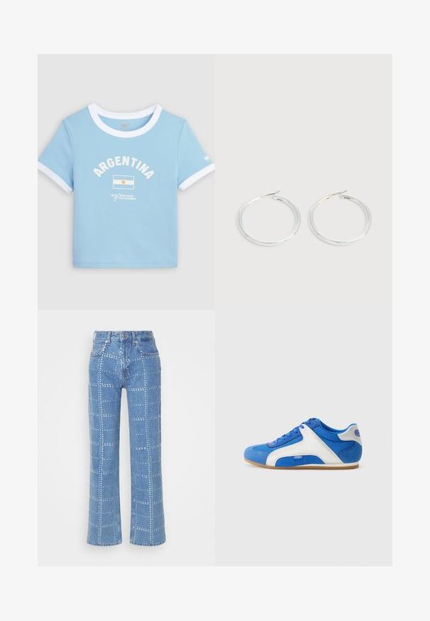 T-shirt bleu clair à manches courtes avec col et poignets blancs, avec le texte "ARGENTINA" et le drapeau argentin imprimé sur le devant.; Jean en denim bleu clair avec une coupe droite, ornés d'un motif en grille de clous argentés et d'un design classique à cinq poches.; Baskets bleues et blanches en mesh et suède, avec un profil bas, un embout arrondi, un laçage à l'avant et une semelle en caoutchouc.; Paire de boucles d'oreilles créoles argentées brillantes avec fermoirs en fil fin, présentée sur un fond gris clair.