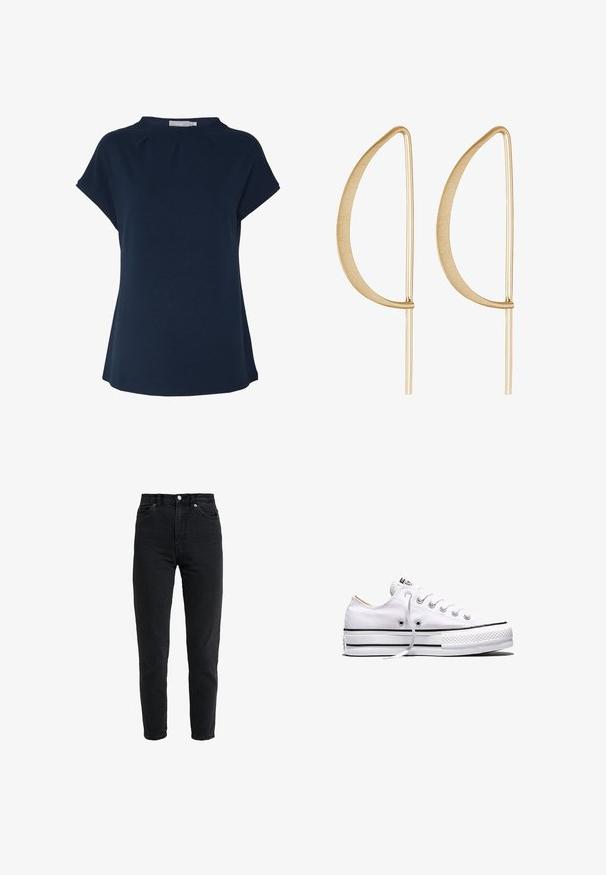 Navyblauwe top met korte mouwen, met een ronde hals en subtiele plooi details aan de voorkant. Gemaakt van zachte, gestructureerde stof met een relaxte pasvorm.; High-waist zwarte spijkerbroek met voorste knoop en rits, twee voorzakken en taps toelopende pijpen op een witte achtergrond.; Witte lage canvas sneaker met witte veters, zwarte strepen op de zool en een rubberen, getextureerde neuskap, zijaanzicht op een witte achtergrond.; Gouden metalen oorbellen met een gebogen, verlengde bladvorm. Het oppervlak is glad en mat, met dunne horizontale accenten.