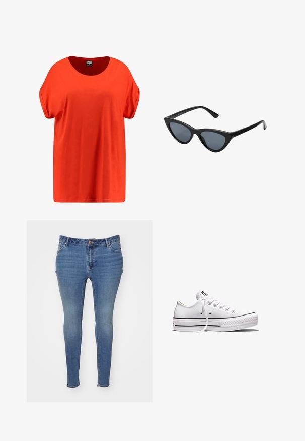 Rode, loszittende T-shirt van gladde stof. Heeft een ronde halslijn en opgerolde korte mouwen. Geen patronen of aanvullende accenten.; Dunne blauwe spijkerbroek van denim met een vervaagde afwerking. Beschikt over een vijf-pocket ontwerp en een knoopsluiting bij de taille.; Wit lage canvas sneaker met witte veters, rubberen zool, zwarte streepdetails en logopatch op de tong en hiel.; Zwarte cat-eye zonnebril met donkergrijze lenzen, slank plastic frame, puntige hoeken en rechte pootjes. Geen zichtbare hardware of accenten.