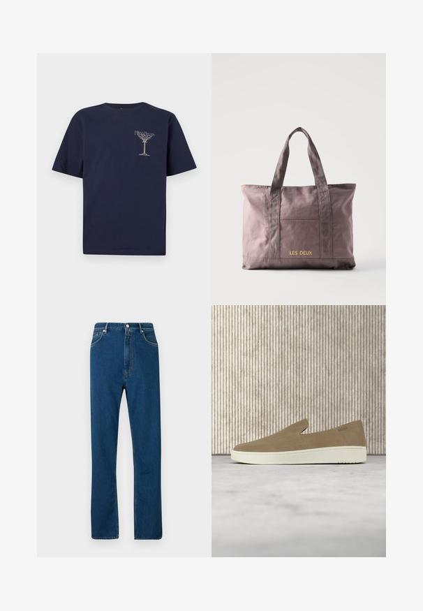 Navyblauw katoenen T-shirt met korte mouwen, met een wit bedrukte logodesign op de borst. Klassieke ronde hals en een normale pasvorm.; Blauwe denim jeans met een hoge taille, rechte pijp, vijf zakken en contrasterende oranje stiksels. Glad textuur.; Beige instapper met witte zool, zwevend in de lucht boven een licht tapijt met amberkleurig transparant meubilair op de achtergrond.; Bruine stoffen draagtas met twee handvatten en een voorvak, met het logo "LES DEUX" in gele letters op het vak.