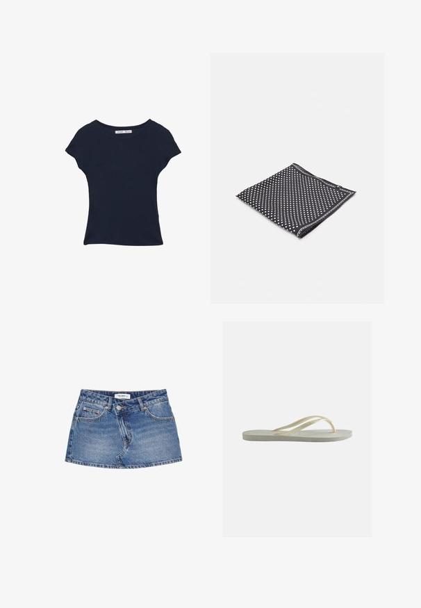 Mørkeblå t-shirt med korte ærmer lavet af blød bomuld. Har rund halsudskæring og en afslappet pasform. Simpelt design uden mønstre eller detaljer.; Blå denim miniskørt med forlommer, bæltestropper, knaplukning og falmet vaskedetalje.; Enkelt off-white gummiflipper med tynde remme og tekstureret fodseng set fra siden på ensfarvet baggrund.; Sort silkeskal med hvide prikker, firkantet form, med en kontrasterende kant og en glat tekstur. Subtil glans i materialet.
