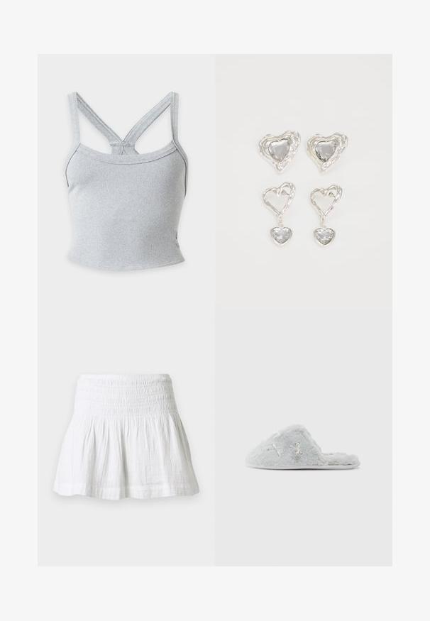 Débardeur court en tissu côtelé gris clair avec fines bretelles doubles formant un V dans le dos.; Mini-jupe en coton blanc avec taille élastiquée smockée et ourlet évasé froncé sur fond uni.; Chaussons gris en peluche avec un dos ouvert, présentant des motifs brodés et une texture douce, idéals pour un usage intérieur.; Des boucles d'oreilles en argent en forme de cœur présentent des pierres claires facettées, avec un cadre texturé. L'ensemble comprend des styles à clou et des styles pendants.
