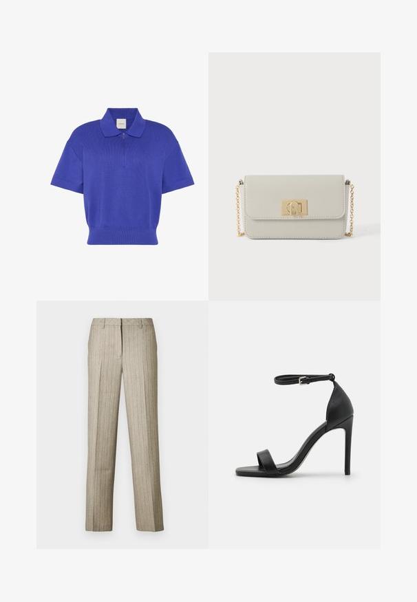 Korte mouwen koningsblauw gebreid poloshirt met kraag en kwart rits, geribde zoom en Calvin Klein-label aan de binnenkant van de kraag.; Beige pantalon met krijtstrepen en een rechte pijp, voorzien van een gestructureerde tailleband en een subtiele textuur in de stof.; Zwarte sandalen met hoge hakken, met een slank ontwerp, voorzien van een enkelbandje, open teen en een gladde leren textuur.; Lichtgrijs rechthoekig leren portemonnee met gouden sluiting en gouden kettingriem op witte achtergrond.