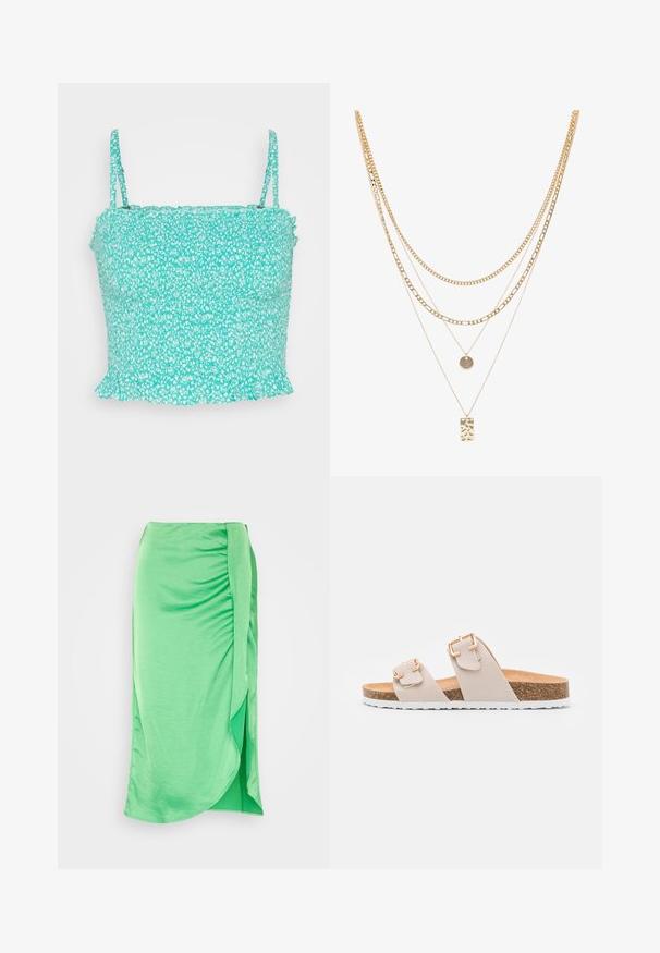 Hollister Co. BARE SMOCKED PEPLUM - Top - green; YAS IVY MIDI - Tubenederdele - classic green; Beige slidesandaler med to justerbare stropper og guldfarvede spænder. Korksål med en struktureret hvid gummisål.; Guld multi-lag kæde med forskellige kædestilarter, herunder chunky led og fine kæder, med cirkulære og rektangulære vedhæng.