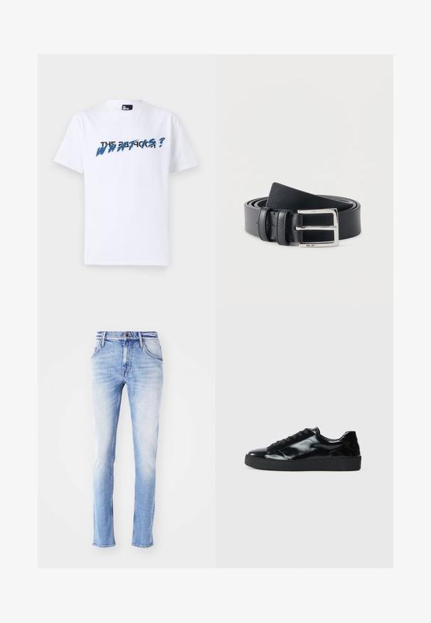 Biela bavlnená tričko s krátkymi rukávmi; na prednej strane je grafický nápis v modrej a čiernej farbe "ČO JE TO?". Jemná textúra.; Svetlomodré denim nohavice s vyblednutým povrchom, rovný strih, päť vreciek, pútka na opasok a uzáver na jedno gombík na páse.; Čierne lakované kožené tenisky s okrúhlou špičkou, viazaním, textúrovanou gumenou podrážkou a hladkým povrchom.; Čierny kožený opasok stočený so striebornou obdĺžnikovou kovovou prackou, na spodnom okraji pracky s malým nápisom „NN.07“.