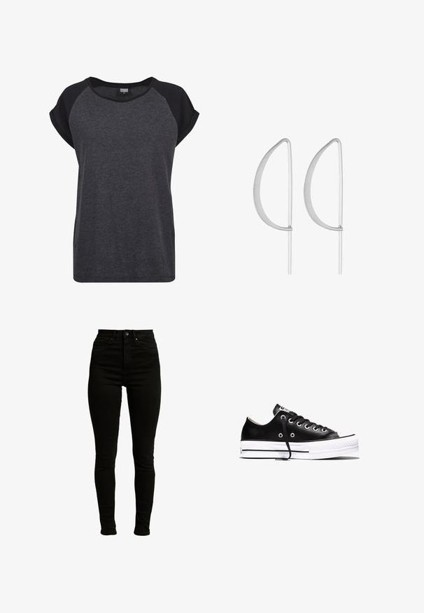 Schwarzes und dunkelgraues Kurzarm-T-Shirt mit Rundhalsausschnitt und Raglanärmeln. Hergestellt aus weichem, strukturiertem Stoff. Lässiger Schnitt.; Schwarze hochgeschnittene Skinny-Jeans aus Denim mit leichtem Stretch, ausgestattet mit einem Reißverschluss, einem einzelnen Knopfverschluss und einem Fünf-Taschen-Design.; Schwarzer Sneaker mit niedrigem Schaft, weißer Gummisohle, schwarzen Schnürsenkeln und silbernen Ösen, seitlich auf weißem Hintergrund dargestellt.; Silberne Ohrringe aus Metall mit einem minimalistischen geschwungenen Design, das verlängerte, offene Tropfenformen mit einer matten Oberfläche aufweist.