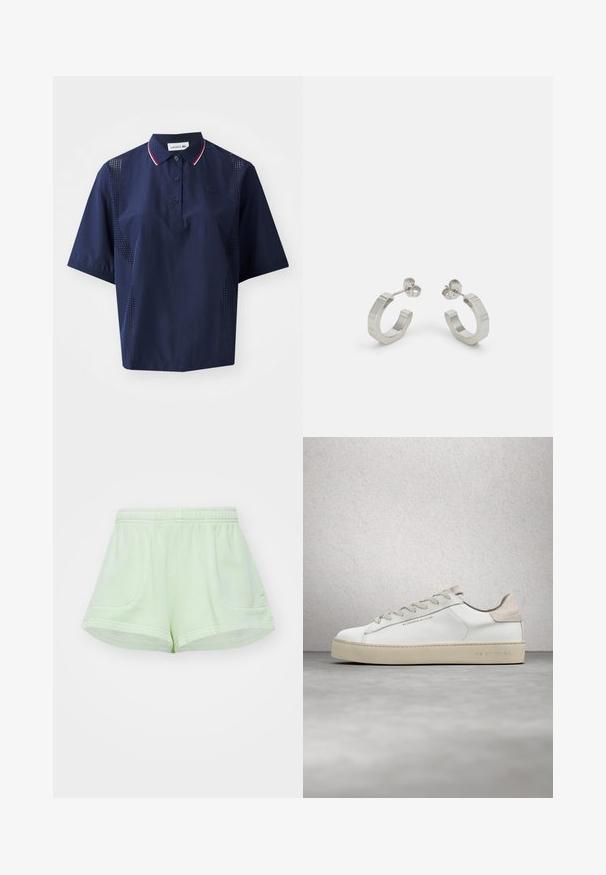 Mørkeblå kortærmet polo shirt med knaplukning, kontrasterende krave med røde og hvide detaljer samt perforerede sider for åndbarhed.; Lysgrønne shorts lavet af blødt stof med elastisk talje, som har to sidelommer og et afslappet design.; Hvide lædersneakers med en glat overflade, beige ruskindsdetaljer, rund tå, flad snørebåndsdesign og en struktureret gummisål.; Sølv metal hoop øreringe med et tekstureret design, der har en lille post bagpå og branding på en af øreringene. Rund form med en poleret overflade.