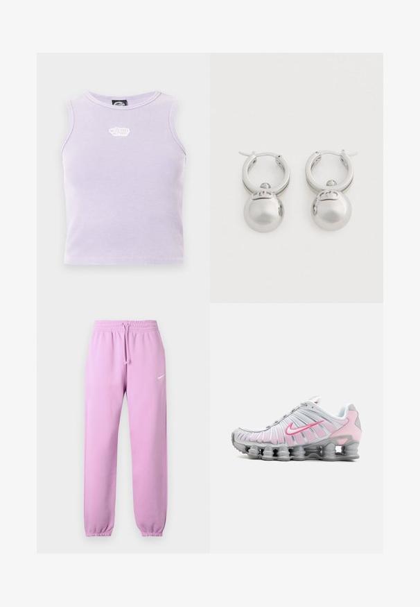 Lyse lilla ribbet ærmeløs cropped top med en lille hvid broderet logo midt ved halsudskæringen.; Lyse lilla Nike joggingbukser med elastisk taljebånd, justerbar snor, elastiske manchetter og hvid Nike swoosh-logo på venstre lår.; Nike træningssko i hvid og lys pink. Har en mesh-overdel og en markant buet sål med synlig luftdæmpning.; Et par polerede sølv hoops øreringe, hver med en glat, rund sølv kuglecharms hængende fra bunden.