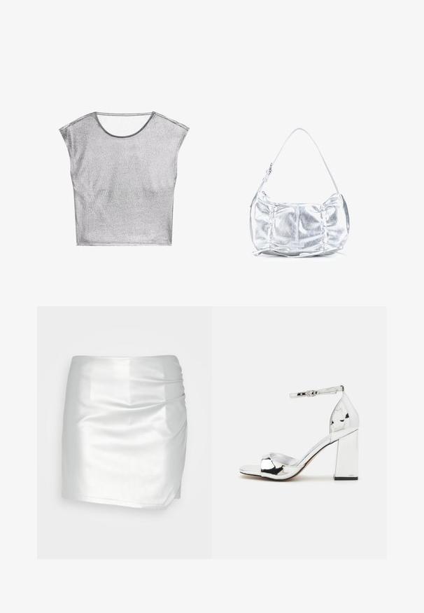 Zilveren top met korte mouwen gemaakt van een metalen, glinsterende stof. Beschikt over een brede halslijn en een losse, boxy snit. Zachte textuur en minimale naden.; Even&Odd by Zalando Shorts - silver; Zilveren hoge hak sandaal met een blokhak, open teen en enkelbandje. Gekenmerkt door een glanzende lakafwerking en een gevoerd voetbed.; Metalen zilveren schoudertas met geplooide details, verstelbare riem en ritssluiting aan de bovenkant.