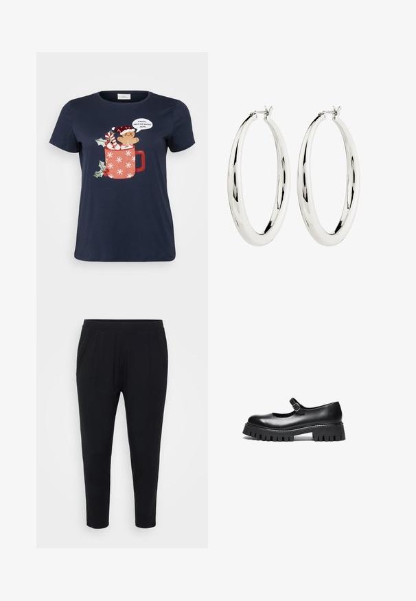 T-shirt bleu marine avec un graphique d'une tasse rouge remplie d'un bonhomme en pain d'épice, d'une canne en sucre et de houx, avec des motifs de flocons de neige et une bulle de dialogue.; Pantalon noir avec une coupe décontractée, taille élastique et plis discrets. Fabriqué dans un tissu doux, avec des jambes fuselées et sans poches.; Chaussure Mary Jane en cuir noir, avec un bout rond, une sangle à la cheville et une semelle en caoutchouc épaisse présentant des détails nervurés.; Boucles d'oreilles en argent en forme de halo, avec une surface lisse et réfléchissante. Forme ronde et large avec un fermoir sécurisé en haut. Fini poli mettant en valeur l'éclat.