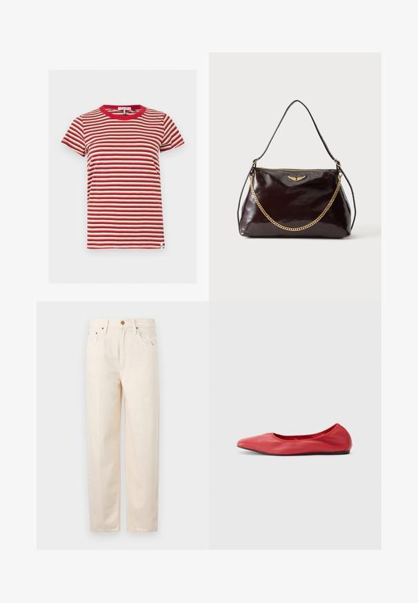Kortærmet T-shirt med rund halsudskæring og vandrette røde, hvide og brune striber på en ensfarvet baggrund.; Beige højtaljede jeans lavet af bomuld. Har fem lommer, en knap- og lynlåslukning, lige ben og diskret sømdetalje.; Filippa K REY FLATS - Ballerinasko - bright red; Mørkebrun blank læderhåndtaske med et gyldent vingeemblem, gyldent kædedetalje og en tynd læder skulderrem på en ensfarvet baggrund.
