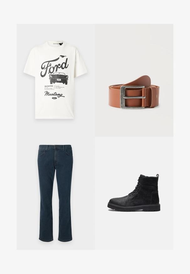 Weißes T-Shirt mit schwarzem Vintage-Print des Ford Mustang, inklusive der Frontansicht des Mustang, dem galoppierenden Pferdelogo und Text zum Mustang-Modelljahr 1964.; Dunkelblaue Schlagjeans aus Denim, mit einem Taillenbund und Knopfverschluss, vier Taschen und einer strukturierten Oberfläche.; Schwarze Ankle Boots mit einer strukturierten Oberfläche, ausgestattet mit Schnürung vorne, robustem Gummisohle und einer Zuglasche hinten für einfaches An- und Ausziehen.; Brauner Ledergürtel, zusammengerollt mit einer silbernen Schnalle, auf der "JACK & JONES" eingraviert ist, vor weißem Hintergrund.