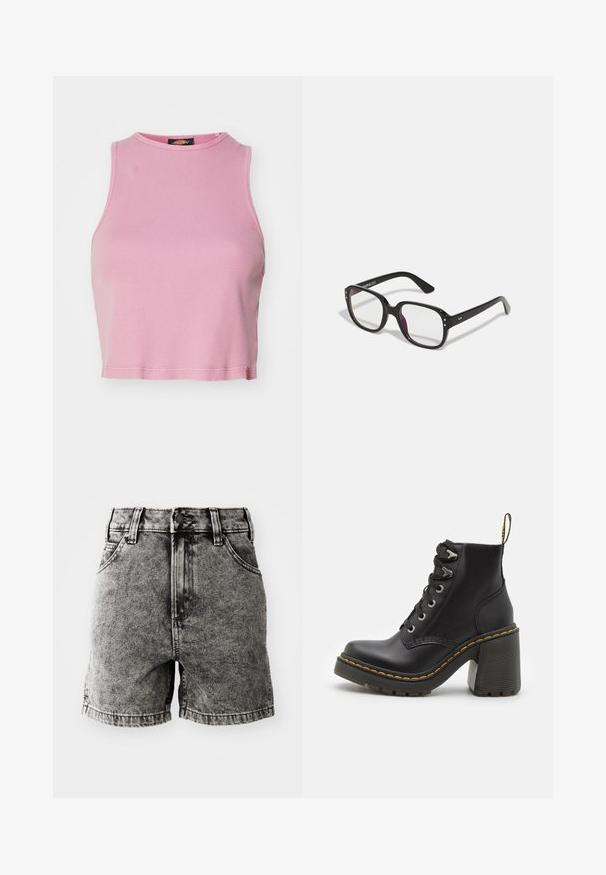 Rosa gerippter Cropped-Top mit rundem Halsausschnitt und ärmellosem Design. Besitzt einen Saum, der knapp über der Taille endet.; Schwarze Denim-Shorts mit hoher Taille, Fünf-Taschen-Design und einem distressed Textur mit sichtbaren Nähten und metallischen Hardware-Details.; Schwarze Lederstiefelette mit einem klobigen hohen Absatz, Schnürung vorne, metallischen Ösen und gelben Nähten entlang der Sohle. Strukturierten Gummiaußensohle.; Schwarze rechteckige Brille mit klaren Gläsern, abgerundeten Kanten und seitlichen Akzenten, mit glänzender Oberfläche des Rahmens und der Bügel.