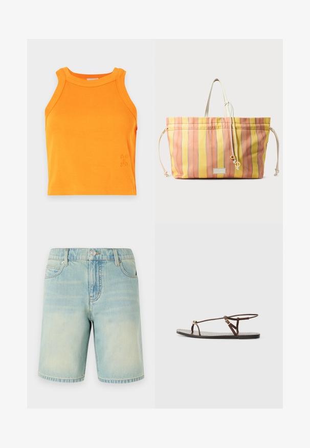 Rippenförmiges orangefarbenes Tank-Top mit hohem Hals und ärmellosem Design. Mit dezentem Logo-Detail am Saum. Aus weichem, elastischem Material.; Hellblaue Denim-Shorts mit einem verblassten Finish, ausgestattet mit einem Fünf-Taschen-Design, sichtbaren Nähten und einem Metallknopfverschluss am Bund.; Braune Leder-Sandale mit dünnen Riemen, einem goldenen, runden Akzent und einer flachen Sohle. Minimalistisches Design mit einem verstellbaren Schnallen-Detail.; Gestreifte Tragetasche in Gelb- und Pastelltönen, aus Stoff gefertigt. Mit einem Zugverschluss und zwei Griffen für bequemes Tragen.