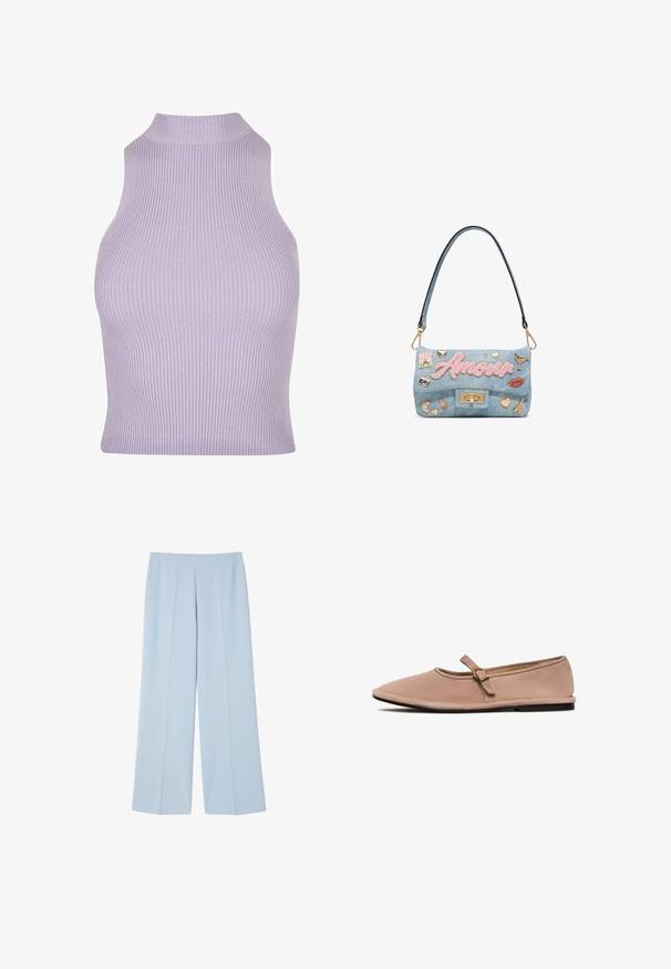 Top sin mangas de canalé lila con cuello alto, que presenta una tela texturizada y una silueta ajustada.; Pantalones de pierna ancha en azul claro, confeccionados en una tela suave; cuentan con un frente plano con pliegues para dar estructura y sin cierres visibles.; Bailarinas de color rosa claro con punta redonda, textura de ante suave y una correa decorativa con una pequeña hebilla dorada. Suela plana negra.; Bolso azul claro con cierre dorado, texto rosa "Amour" y parches decorativos de corazones, labios, Torre Eiffel, cóctel, cámara y lápiz labial.