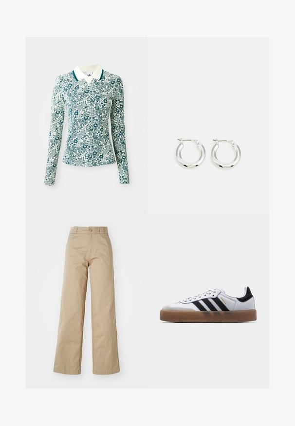 Een langmouwig, getailleerd shirt met een teal en wit bloemmotief en een witte kraag met teal afwerking op een effen achtergrond.; Beige wijde broek van katoen, met een knoopsluiting en riemlussen, met een gladde textuur en een nette afwerking.; Witte leren sneakers met zwarte strepen, gumrubberen buitenzool, ronde neus, vetersluiting en een zachte grijze suède neuskap.; Zilveren oorbellen in de vorm van een ring met een gepolijste afwerking, met een cirkelvorm en een scharnierende postsluiting. Glad oppervlak met minimale details.