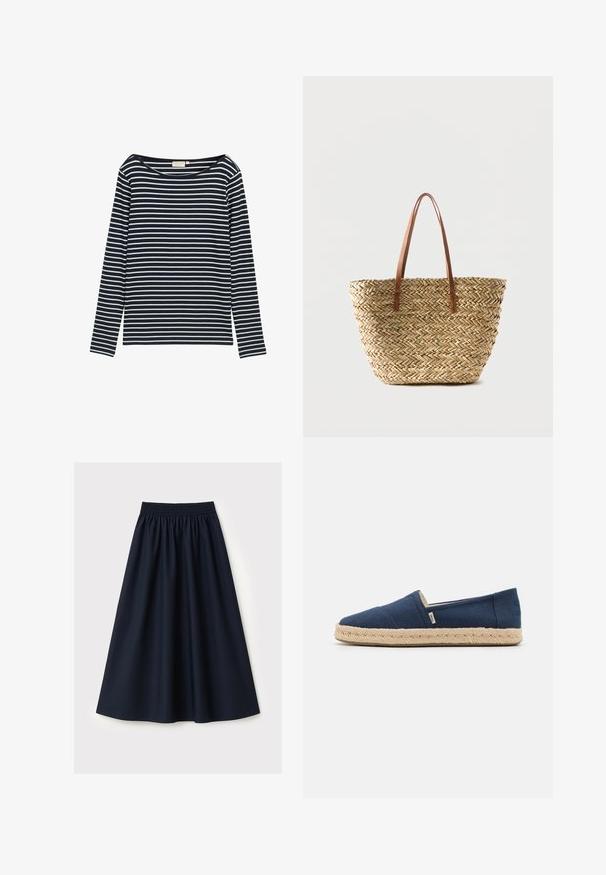 Navy en witte gestreepte langarmshirt met een brede halslijn, gemaakt van een zacht materiaal, met gelijkmatig verdeelde horizontale strepen.; Marineblauwe rok gemaakt van gladde stof, voorzien van een elastische tailleband, uitlopende pasvorm en een knielengte. Geen patronen of accenten zichtbaar.; Blauwe canvas espadrilles met een jute touwzool, met een gesloten neus en elastische zijkanten voor gemakkelijke instap. Merkenlabel aan de zijkant.; Geweven stro tote tas met gevlochten textuur en twee lange bruine leren hengsels, afgebeeld op een effen lichte achtergrond.