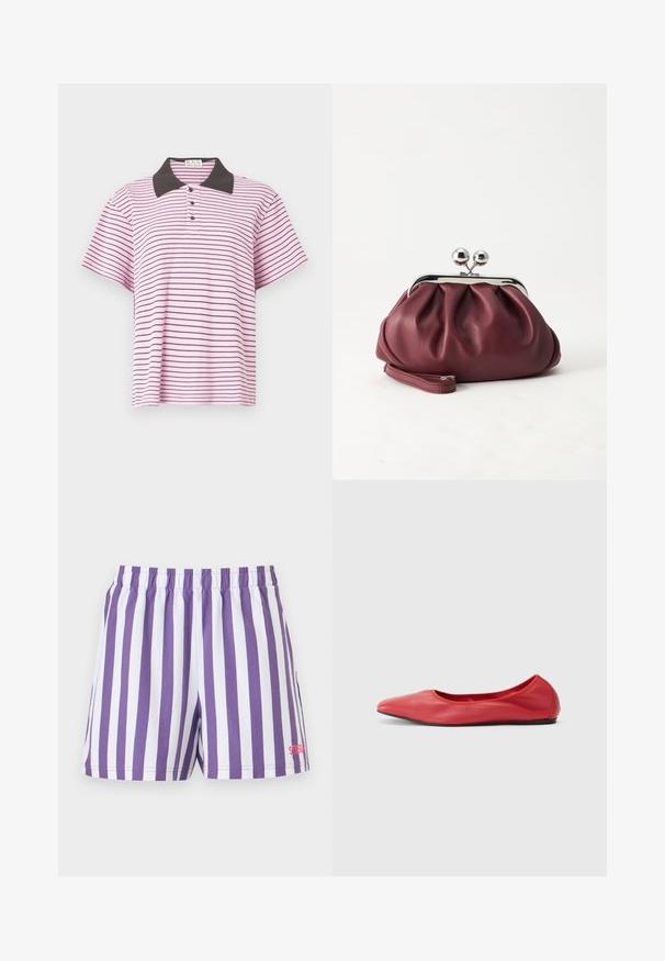 Polo rayé avec une base rose et des rayures horizontales noires, un col noir et trois boutons au niveau du col. Manches courtes.; Shorts à rayures verticales violet et blanc avec taille élastique et petit logo rouge en bas de la jambe droite.; Filippa K REY FLATS - Ballerines - bright red; Petit sac pochette en cuir bordeaux avec fermoir métallique argenté et bracelet sur fond blanc.