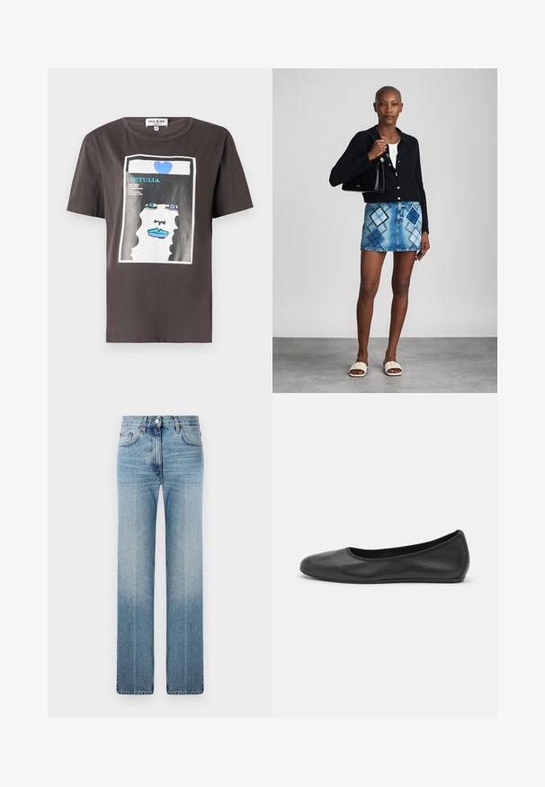 Graphic T-shirt in donkergrijs katoen met een kleurrijke print van een vrouwen gezicht met blauwe lippen en een blauw hart, ronde halslijn en korte mouwen.; Lichtblauwe rechte spijkerbroek van denim, met subtiele vervaging, klassiek vijf-pocket ontwerp en een metalen knoopsluiting in de taille.; Zwarte leren ballerina met een ronde neus, gladde textuur, minimale stikdetails en een flexibele zoolontwerp.; Zwarte gebreide cardigan, witte top, denimrok met blauw en zwart ruitpatroon, zwarte handtas en beige instapsandalen.