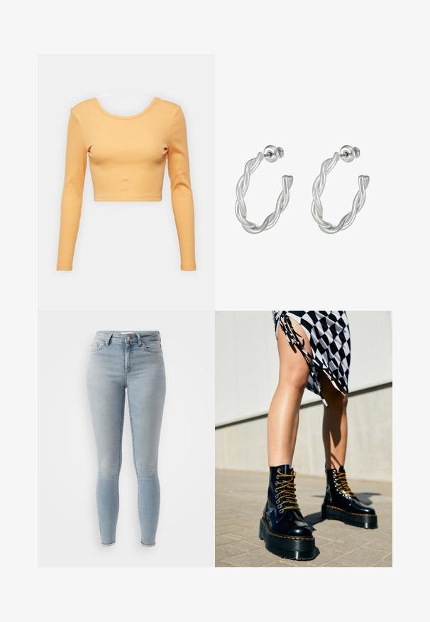 Langarm, cropped top van zachte, ribbelige stof. Heldere geel-oranje kleur met een ronde halslijn. Rekbare materialen voor comfort.; Lichtblauwe skinny jeans van denim. Hoge taille, vijf zakken, met een rafelige zoom bij de enkels. Glad textuur.; Zwarte leren platformlaarzen met chunky zolen, gouden veters en oranje stiksels, gecombineerd met een geruite rok met een zijformulier.; Draaierige zilveren hoops met een gladde afwerking en een post-back sluiting, die een modern, verweven ontwerp tonen.