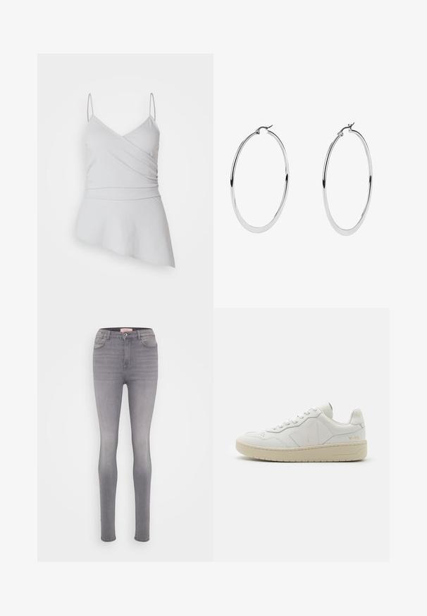 Asymmetrische witte top met dunne bandjes, gemaakt van lichtgewicht stof. Kenmerkt een wikkelontwerp en een uitlopende zoom. Glad textuur.; Hoge taille skinny jeans in lichtgrijs denim, met een soepele textuur, vijf zakken en subtiele stiksels.; Witte leren sneakers met geperforeerde teendoos, contrasterende beige rubberen zool en logo-accenten op de zijkant en hiel. Minimalistisch ontwerp.; Grote zilveren creolen met een gepolijste metalen afwerking, met een glad, circulair ontwerp en een veilige sluiting.