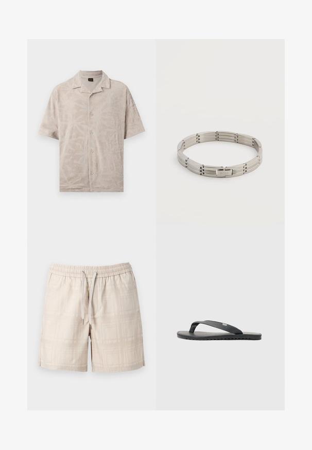 Beige overhemd met korte mouwen, knoopsluiting, subtiel gestructureerd bladmotief en een kleine kraag, plat gelegd op een witte achtergrond.; Beige herenshorts met elastische tailleband, koordsluiting, zijzakken en subtiel ruitpatroon.; Zwarte flip-flop met textuur in de bandjes, platte zool en gekartelde rand. Gemaakt van rubber met een gladde afwerking en minimalistisch ontwerp.; Zilverkleurig metalen schakelarmband met gegraveerde "BOSS" sluiting, in een cirkelvorm gerangschikt op een effen lichte achtergrond.
