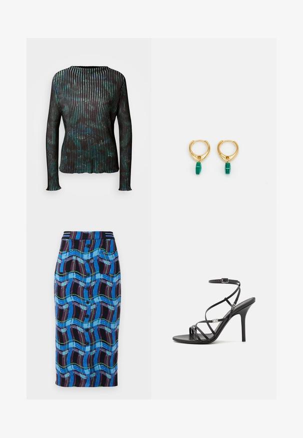 Marc Cain T-shirt à manches longues - dark jade green; Jupe midi bleue avec un motif de vagues multicolores, dotée d'une taille noire, de boutons à l'avant et de deux poches latérales.; Sandale noire à talons hauts avec des brides fines, une boucle à la cheville, une surface en cuir lisse et un talon aiguille élancé.; Boucles d'oreilles en or avec un charme hexagonal vert pendent de chaque côté, présentant une texture lisse et une finition polie.