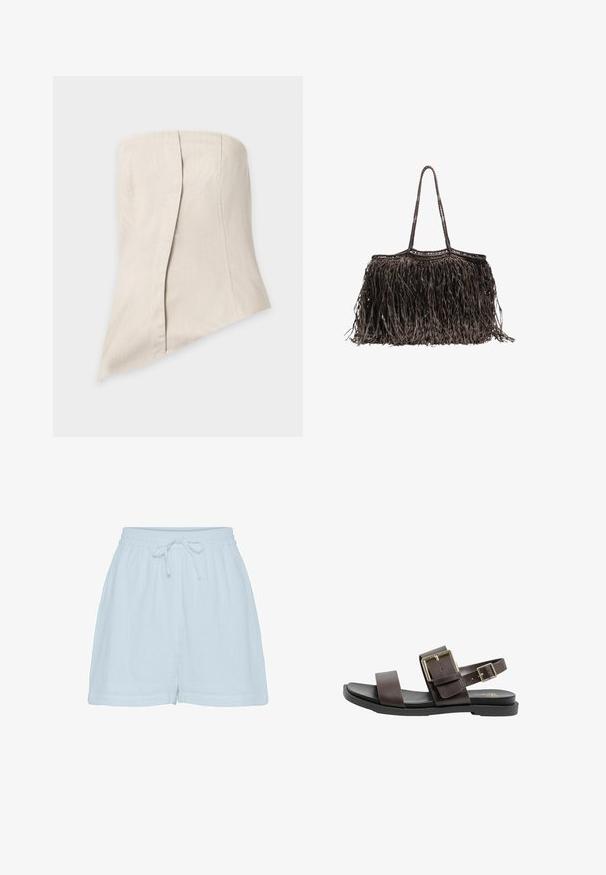 Beige strapless top met een asymmetrische zoom en een voorste overlay-detail, gemaakt van gestructureerde stof.; Lichtblauwe katoenen shorts met een relaxte pasvorm, elastische tailleband en verstelbaar trekkoord. Beschikt over een zachte, gestructureerde stof en zijnaad.; Donkerbruine leren platte sandaal met twee verstelbare gespsluitingen en zwarte zool, zijaanzicht op witte achtergrond.; Donkerbruine geweven handtas met lange gevlochten handgrepen en franjes die de onderste helft van de tas bedekken.