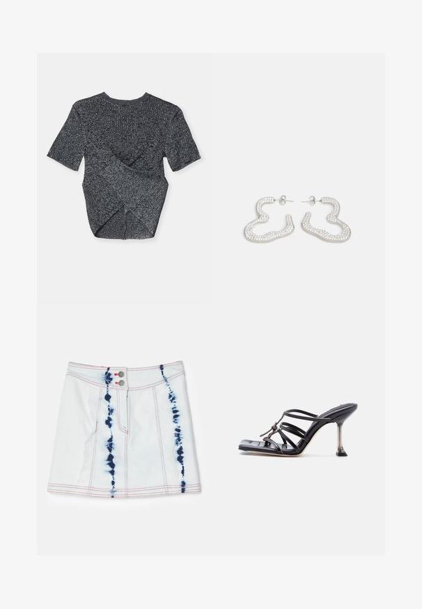 Top de punto gris de manga corta con un patrón texturizado, que presenta un diseño superpuesto en la parte posterior y un clásico cuello redondo.; Mini falda de mezclilla en azul claro con patrones de tie-dye en azul oscuro. Presenta costuras rojas y dos botones en la parte frontal. Largo corto con un ajuste ceñido.; Sandalia negra de tacón alto con tiras, punta cuadrada y tacón de aguja delgado, con tiras superpuestas y un detalle anudado en la parte superior.; Pendientes en tono plateado con un diseño abstracto y ondulado adornado con pequeños cristales brillantes. Cierre trasero de tipo stud seguro.