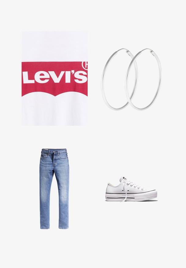 Witte katoenen t-shirt met een rood grafisch ontwerp waarop de tekst "Levi's" staat, met daarboven een gebogen logo van vetgedrukte, contrasterende letters.; Lichtblauwe denim jeans met een rechte pasvorm, vijf zakken en contrasterende stiksels. De stof lijkt licht vervaagd.; Wit lage canvas sneaker met witte veters, rubberen zool, zwarte streepdetails en logopatch op de tong en hiel.; Zilverkleurige oorringen met een gladde, ronde vorm en een gepolijste afwerking. Beide oorbellen zijn van dezelfde grootte en hebben een veilige sluitmechanisme.