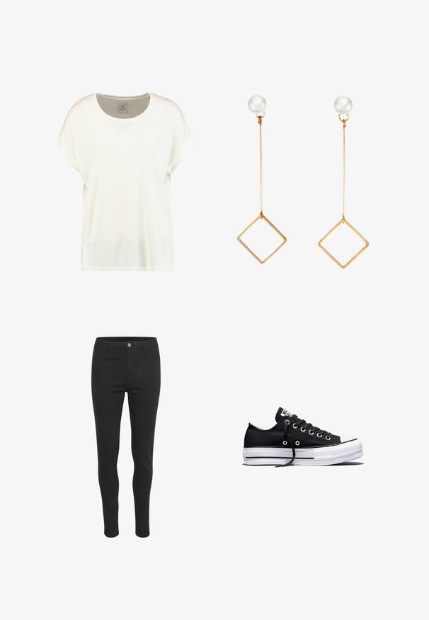 Effen wit T-shirt met korte mouwen, ronde hals, omgeslagen mouwboorden en een klein stoffen label aan de binnenkant van de hals met de tekst "Culture."; Zwarte skinny jeans met een gladde stofstructuur, voorzien van een sluiting met een knoop aan de voorkant, vijf zakken en een aansluitend ontwerp.; Zwarte lage canvas sneaker met witte rubberen plateauzool, zwarte veters en metalen oogjes op een witte achtergrond.; Gouden oorbellen met een lange rechte staaf, voorzien van een ronde parelstud en een hangende geometrische diamantvorm.