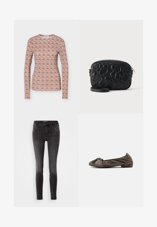 Strak aansluitend topje met lange mouwen en een ronde halslijn, met een herhalend geometrisch patroon in bruine, roze en lichtblauwe tinten.; Zwarte skinny jeans van denim, met een frontale knoopsluiting, gestudeerde details op de zakken en een gladde textuur.; Bruine suède damesschoen met een kleine hak en kwastdetail op de afgeronde neus, zijaanzicht op een witte achtergrond.; Kleine zwarte crossbodytas met reliëf bloemenpatroon, ritssluiting bovenop en aangehechte dunne schouderband, getoond tegen een effen lichte achtergrond.