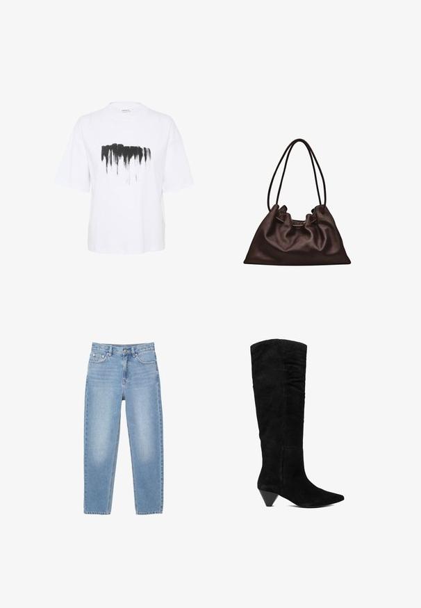 Weißes Baumwoll-T-Shirt mit lockerer Passform, das einen schwarzen Pinselstrichdruck über der Brust und kurze Ärmel aufweist.; Hellblaue Jeans mit geradem Schnitt, fünf Taschen und einem Front-Reißverschluss. Der Stoff zeigt eine leichte Ausbleichung und eine glatte Textur.; Schwarzer kniehoher Stiefel aus Wildleder mit spitzem Zehenbereich und niedrigem Kegelfersen, seitlich auf weißem Hintergrund dargestellt.; Weiche dunkelbraune Lederhandtasche mit schlaffer Form und zwei dünnen Schulterriemen vor weißem Hintergrund.