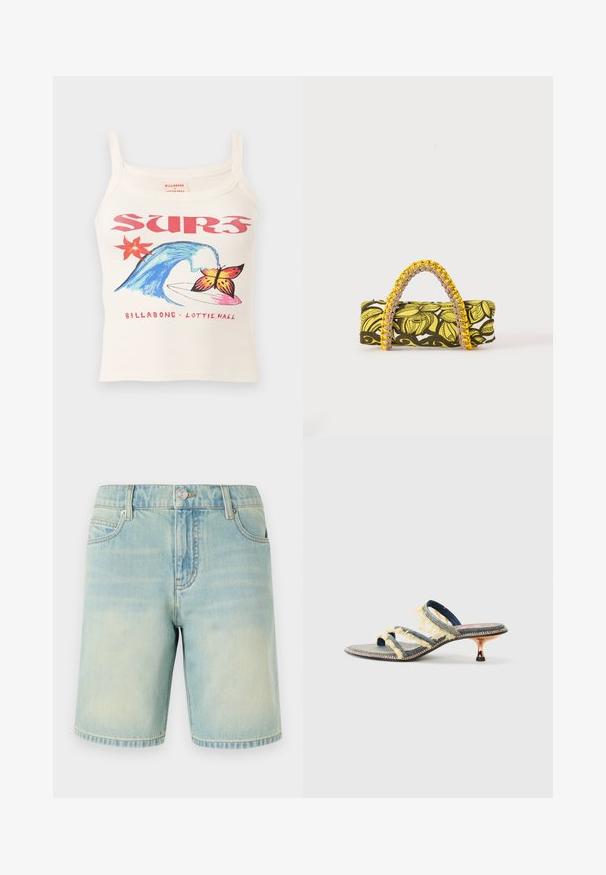 Weißes Tanktop mit rotem "SURF"-Schriftzug, blauer Welle, orangefarbenem Seestern, Schmetterling auf einem Surfbrett und "Billabong x Lottie Hall" Branding.; Hellblaue Denim-Shorts mit einem verblassten Finish, ausgestattet mit einem Fünf-Taschen-Design, sichtbaren Nähten und einem Metallknopfverschluss am Bund.; Denim-Slidesandale mit drei gelben, ausgefransten Riemen, einer leicht spitzen Zehenpartie und einem metallischen Kitten-Heel. Flache Sohle mit dekorativer Naht.; Rechteckige Tasche mit gelbem und schwarzem Blumenmuster und geflochtenem gelb-pinkem Griff auf weißem Hintergrund.