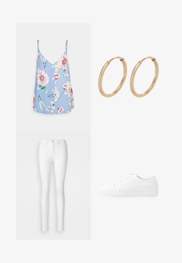 ONLY Tall ONLNOVA LIFE BUTTON SINGLET - Top - multicolored/offwhite; Weiße, schmale Jeans aus einem dehnbaren Baumwollmix, mit vorderen Taschen, einem Reißverschluss und einem einzelnen Knopfverschluss.; Weiße Leinenschuhe mit niedrigem Schnitt, runder Zehenpartie, sechs Ösen und einer strukturierten Gummisohle. Glattes Material mit minimalen Akzenten.; Goldene Creolen mit einer glatten, polierten Oberfläche. Abgerundete Form, mittlere Größe, ausgestattet mit einem sicheren Verschlussmechanismus.