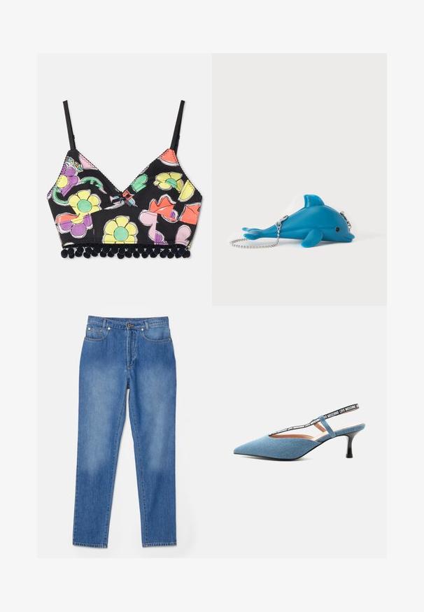 Bralette à imprimé floral multicolore sur fond noir, avec des bonnets triangulaires et une finition en pompons noirs en bas. Bandes réglables incluses.; Jean en denim bleu avec une coupe droite, cinq poches, accents en métal doré et décoloration subtile près des genoux.; Escarpin slingback bleu à bout pointu et talon kitten avec bride noire comportant le texte blanc « Love Moschino » sur fond clair.; Pochette bleue en forme de dauphin avec bandoulière chaîne argentée posée sur une surface blanche, avec un petit détail œil noir et le nom de la marque sur la nageoire.